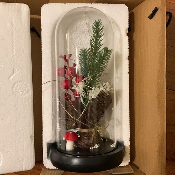 Christmas tree in glass dome. Appx 9” tall.  Uses 3-AAA batteries not included - Picture 7 of 11